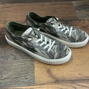 - NWOT Madden NYC Women's Green Camo Platform Sneakers size 8